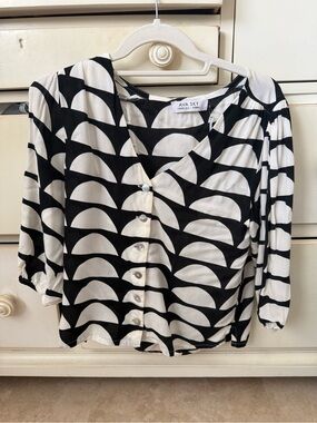 NWT Ava Sky Black and White Patterned Button-Front Blouse